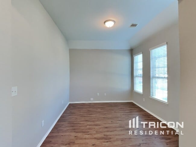 Foto del edificio - 1937 Briar Grove Dr