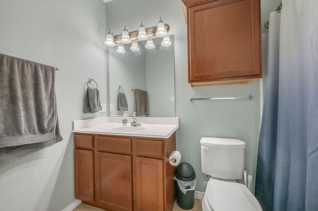 Building Photo - August 2026 Pre-Lease 4 bed Lakeridge - NO CARPET!