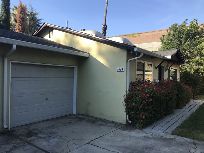 Building Photo - 1664 Cross Way