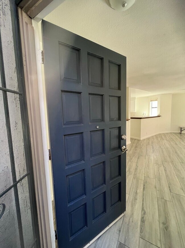Foto del edificio - Spacious Two Bedroom, Two and Half Bath To...