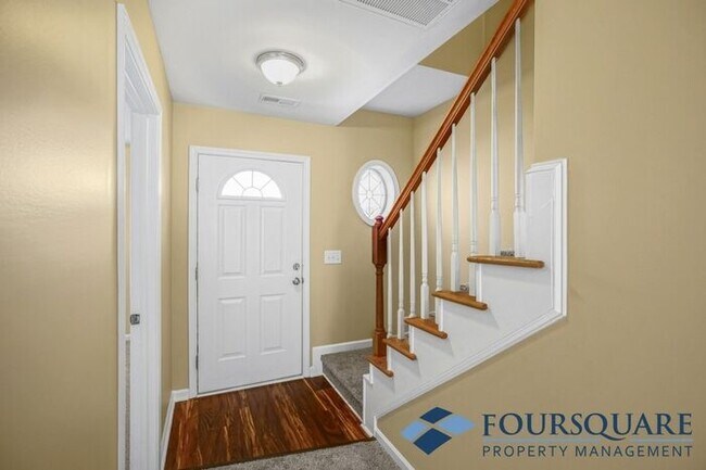 Foto del edificio - Charming 3-Bedroom Townhome with First-Floor Suite & Off-Street Parking – Near Capital Blvd & I-440