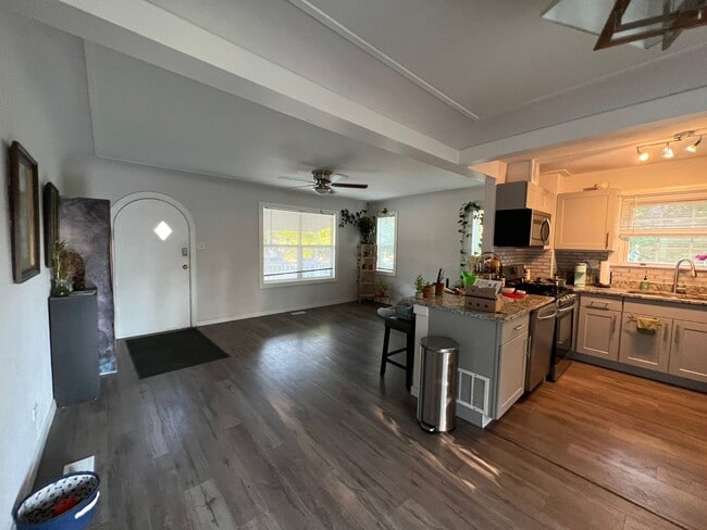 Building Photo - 2 Bedroom 1 Bathroom in South Broadway Hei...