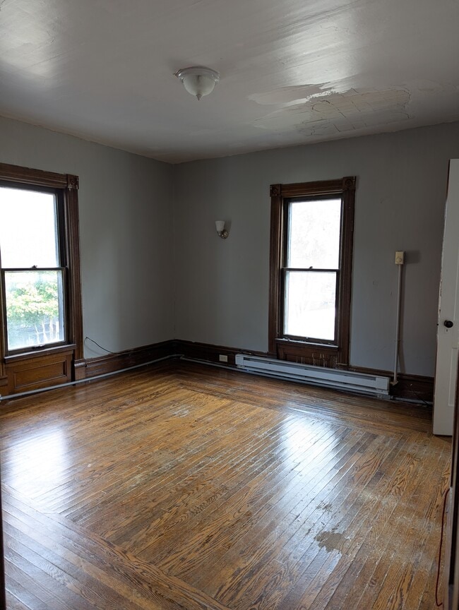 Building Photo - 225 Forest Ave