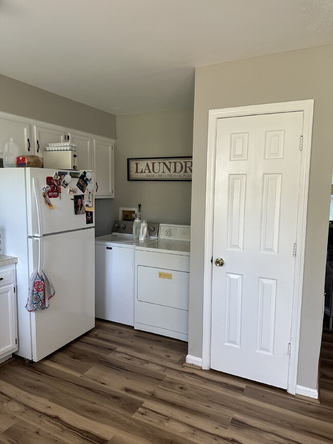 Building Photo - Newly Renovated 2-Bedroom Townhouse in Front Royal _ Pet Friendly well maintained home.