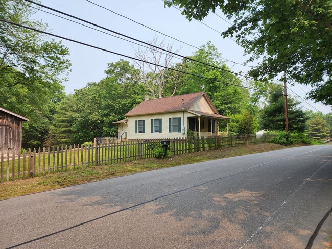 Building Photo - 1 Bedroom House with large backyard