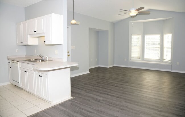 Building Photo - Second floor condo