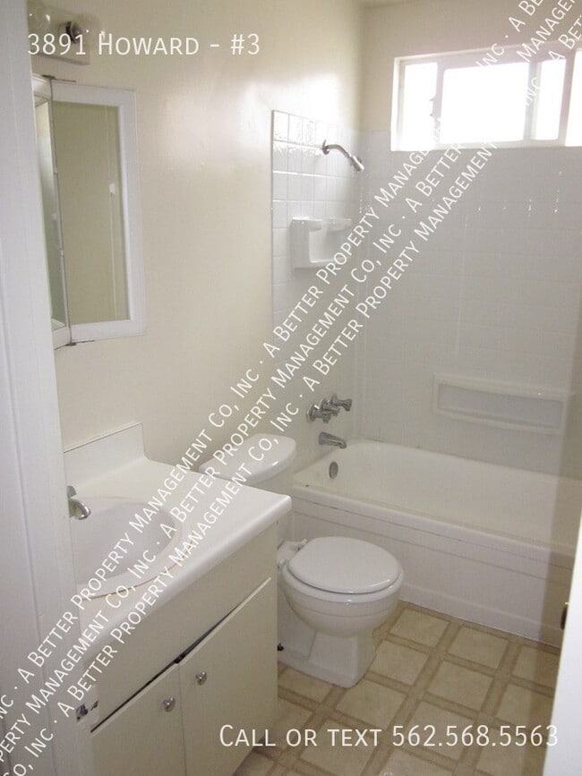 Building Photo - 2 Story Townhouse Style Unit w/Plank Floor...