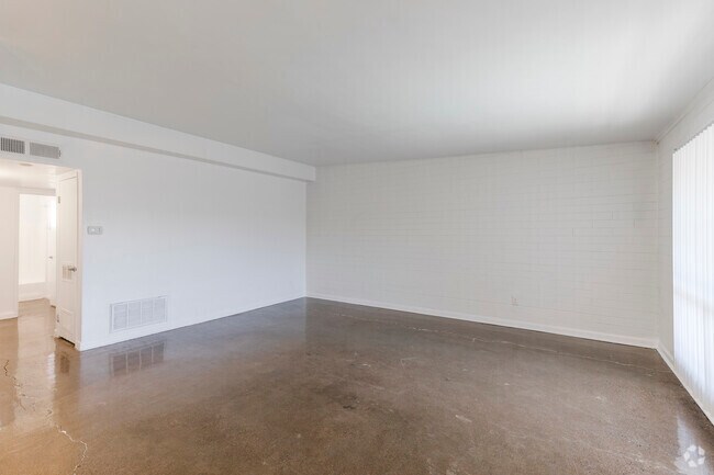 2 habitaciones, 2 baños - 910 pies cuadrados - Sala de estar - U Apartments @ Melrose