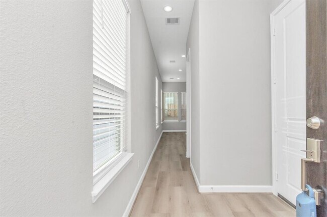 Building Photo - 2347 Hoskins Dr