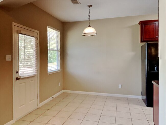 Foto del edificio - 912 Summer Wood Blvd