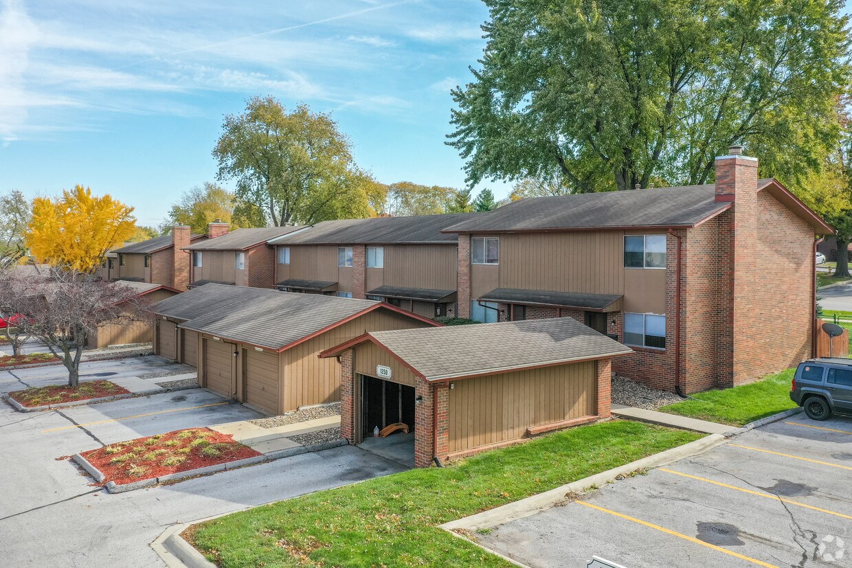 Primary Photo - Country Club Village Townhomes