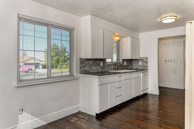 Foto del edificio - 3 Bedroom 1 Bathroom Duplex in SW Boise