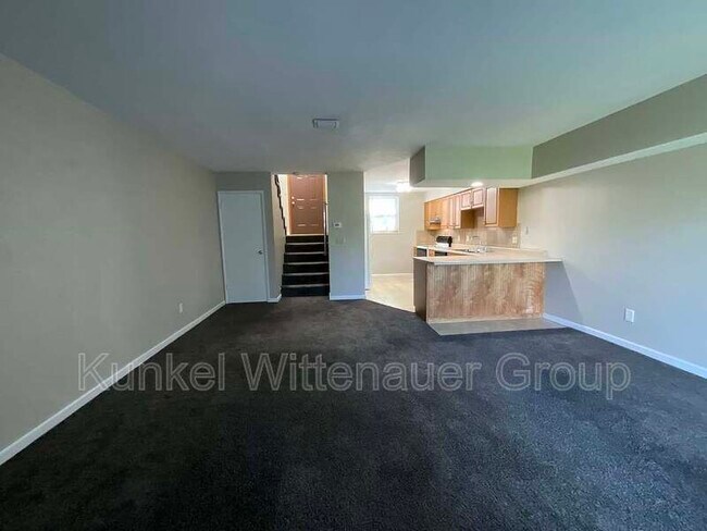 Building Photo - 711 White Oak Dr