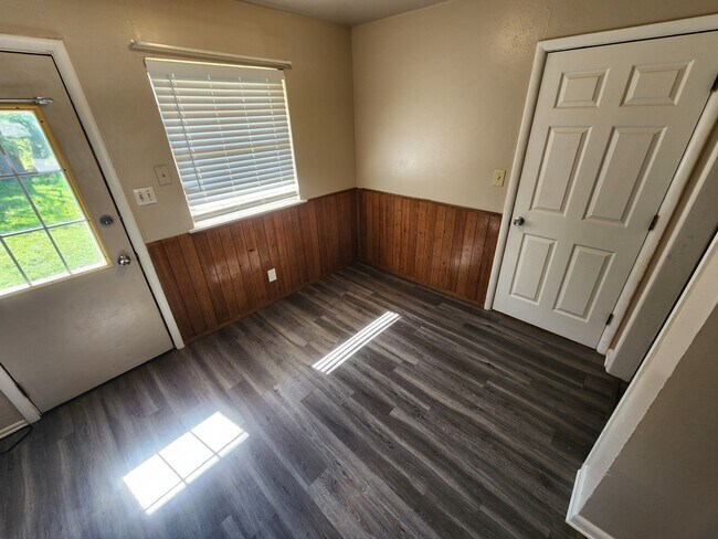 Building Photo - 933 Crestview Ave