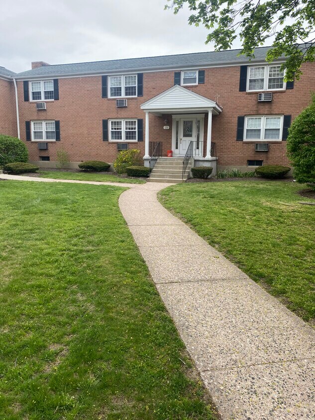 Foto principal - 39 Brewster Rd