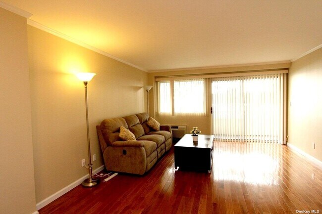 Foto del edificio - 88 Cutter Mill Rd