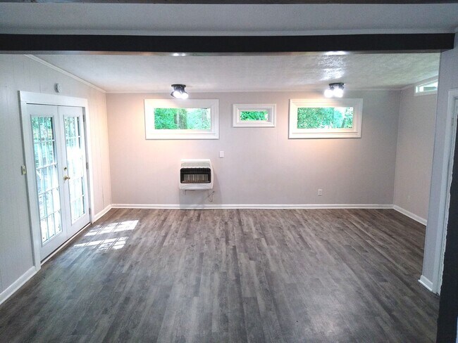 Building Photo - 3 bedroom 1.5  bath in East Point, GA