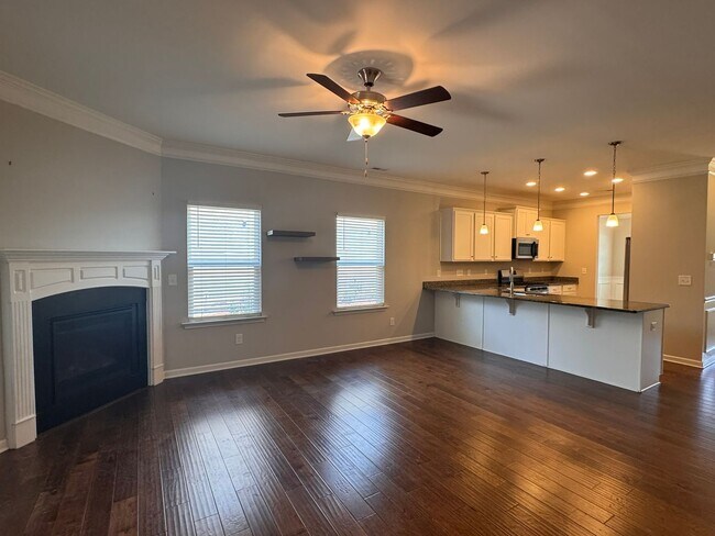 Building Photo - Modern 3B home with screened porch & private fence backyard.