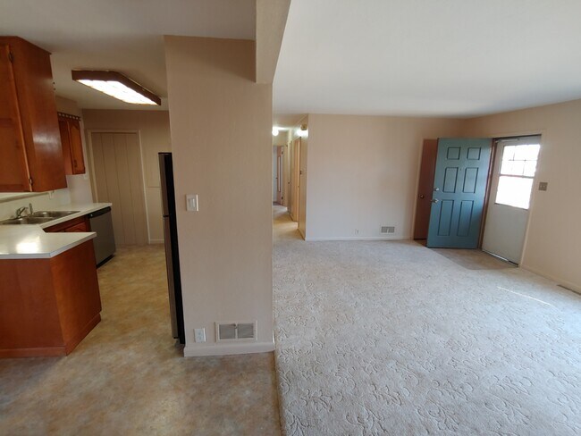 Building Photo - 1844 N Crestmore Ct