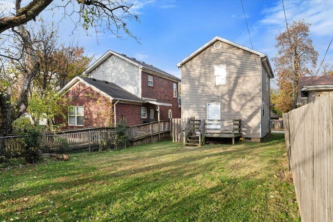 Building Photo - Three Bedroom House With Brand New Carpet