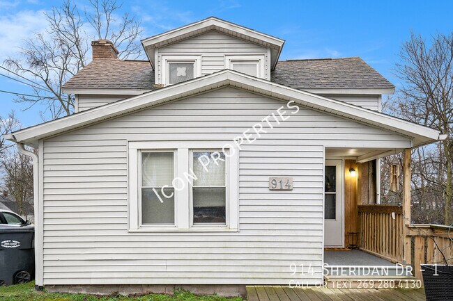 Building Photo - 1 bedroom with washer/dryer and 2 stall ca...