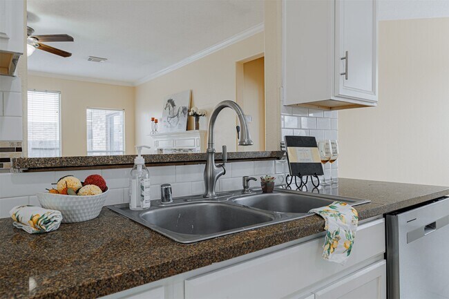 Foto del edificio - 8510 Brighton Lake Ln