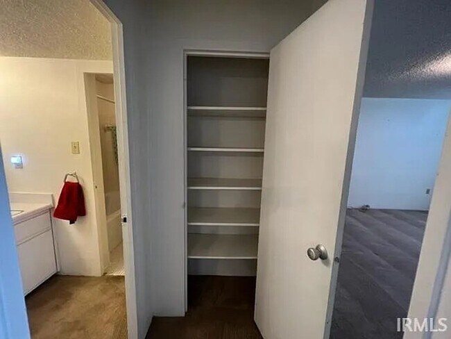 Foto del edificio - Charming 1BR Condo in Evansville