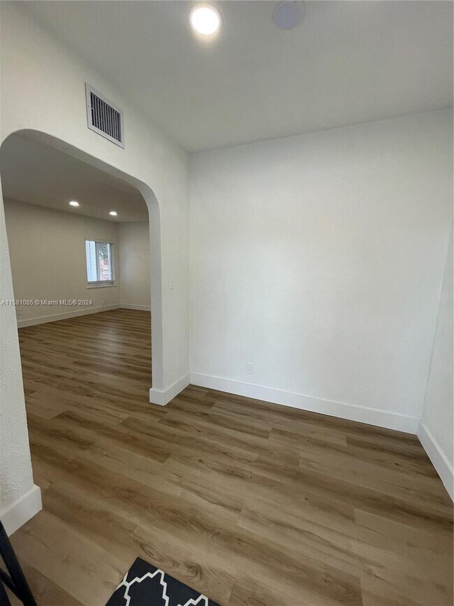 Building Photo - 1021 SW 12th Ave