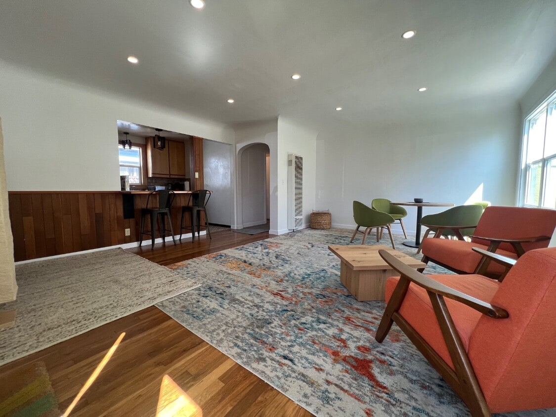Primary Photo - 1360 B St