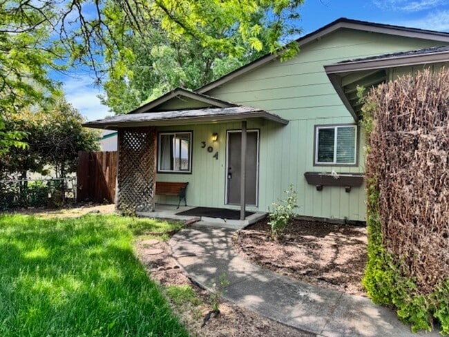 Building Photo - 3 BEDROOM SINGLE LEVEL HOME W/ GARAGE