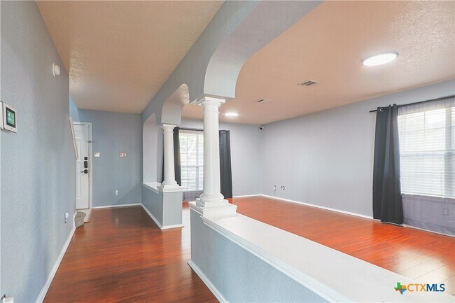 Building Photo - 4606 Golden Gate Dr