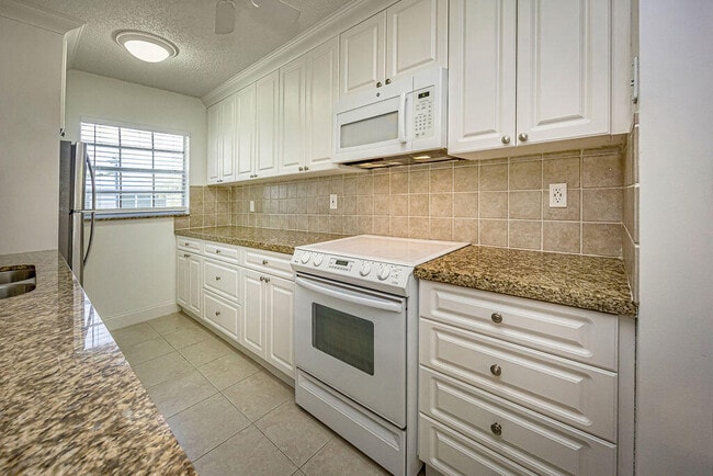 Building Photo - 14404 Canalview Dr