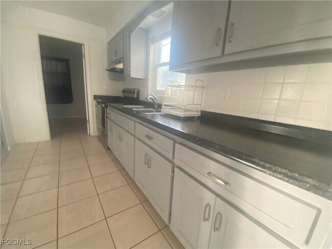 Foto del edificio - 221 Redcliff Ave