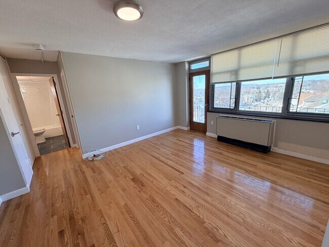Building Photo - Avl NOW No Fee! Updated, sunny 1BR in Cushing Sq Belmont!