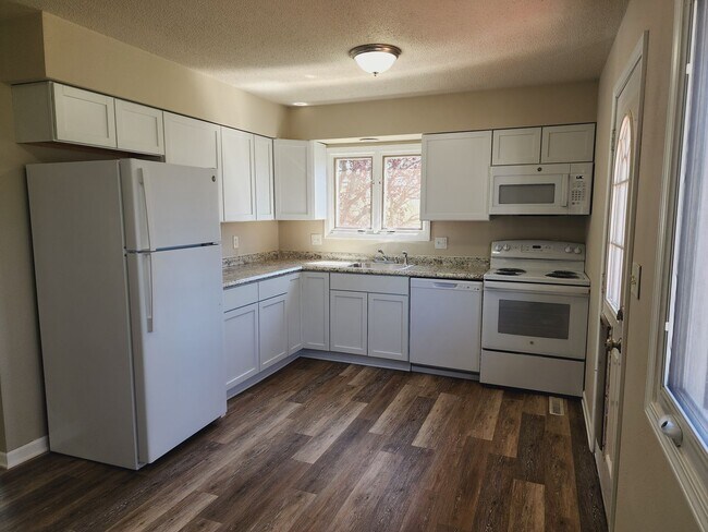 Building Photo - 3 Bedroom 2 Bath Home Available in Knoxville