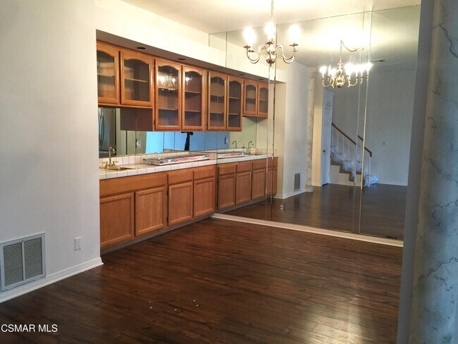 Foto del edificio - 3087 E Hillcrest Dr