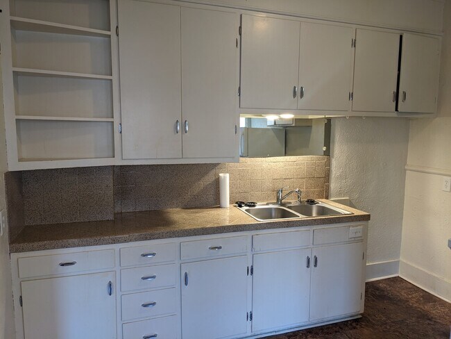 Building Photo - 736-738 S Ellis
