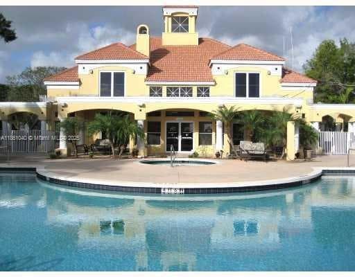 Foto principal - 2400 NW 33rd St