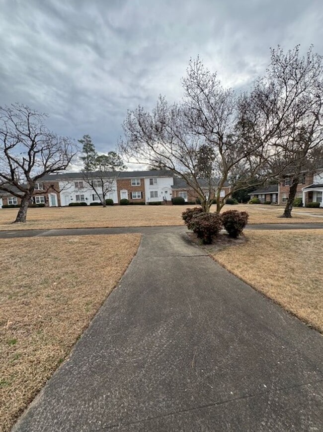 Building Photo - 610 Park Ave