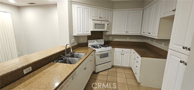 Foto del edificio - 15549 Jasmine Pl