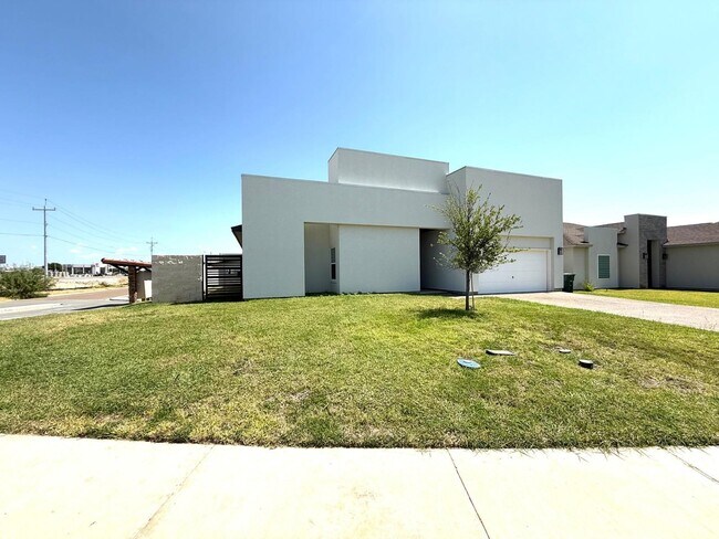 Building Photo - 6001 Vero Dr