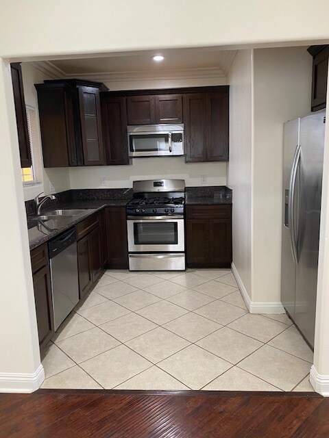 Foto del edificio - 1454 S Cloverdale Ave