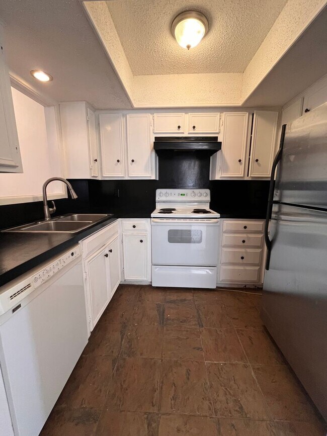 Foto del edificio - Spacious 3/2 with 2 carport spaces!