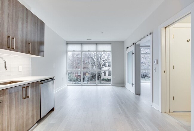 Foto del edificio - 1794 Lanier Pl NW