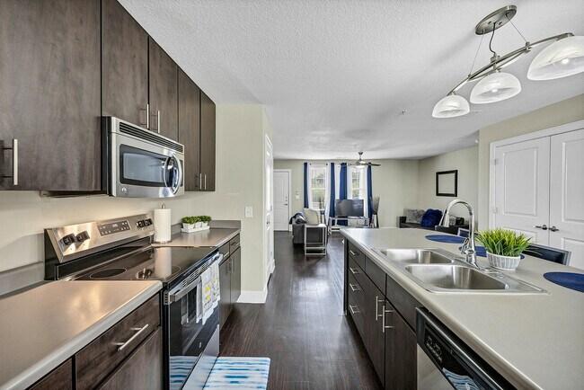 Cocina modelo - The Avenue at San Marcos Apartments