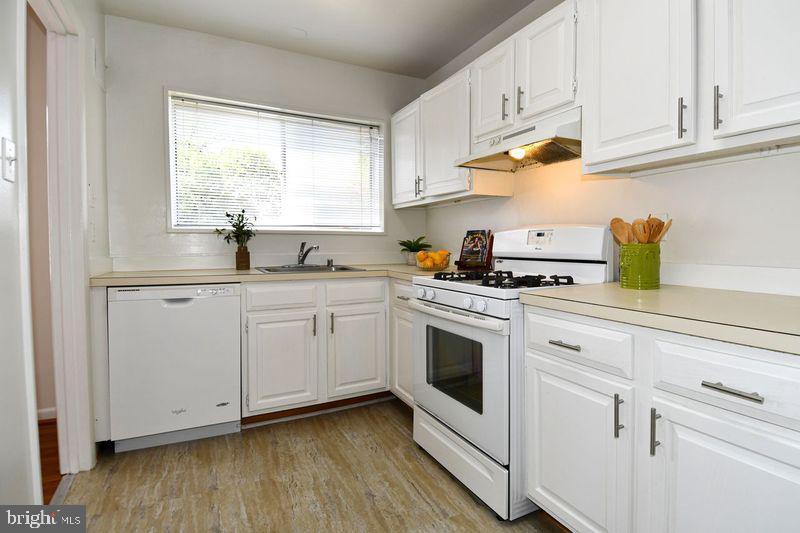 Foto principal - 10637 Montrose Ave