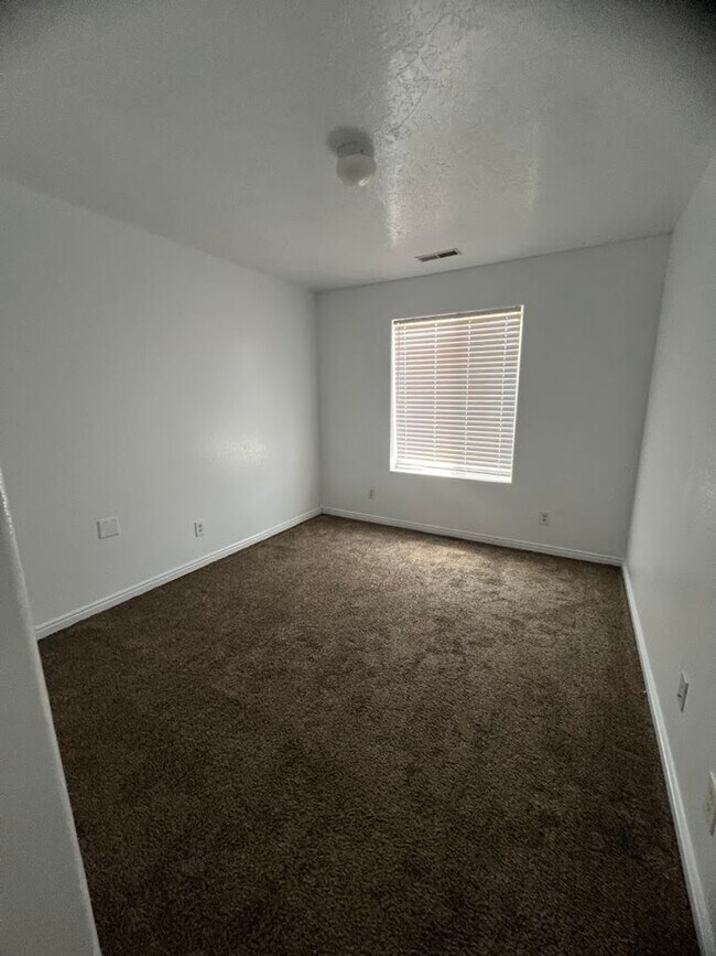 Foto del edificio - 4 bedroom Home Available