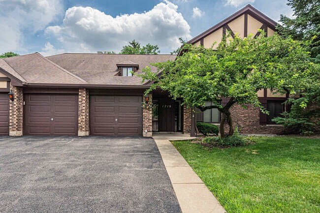 Building Photo - 1719 Lakecliffe Dr