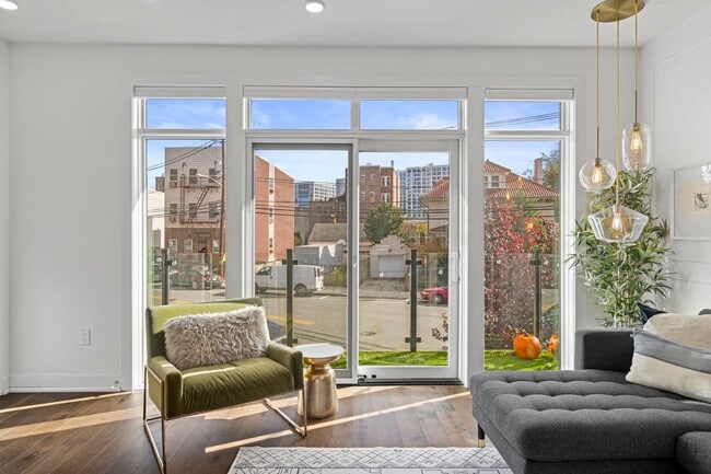 Foto del edificio - 27 Hackensack Plank Rd