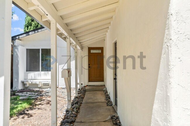 Building Photo - Unit